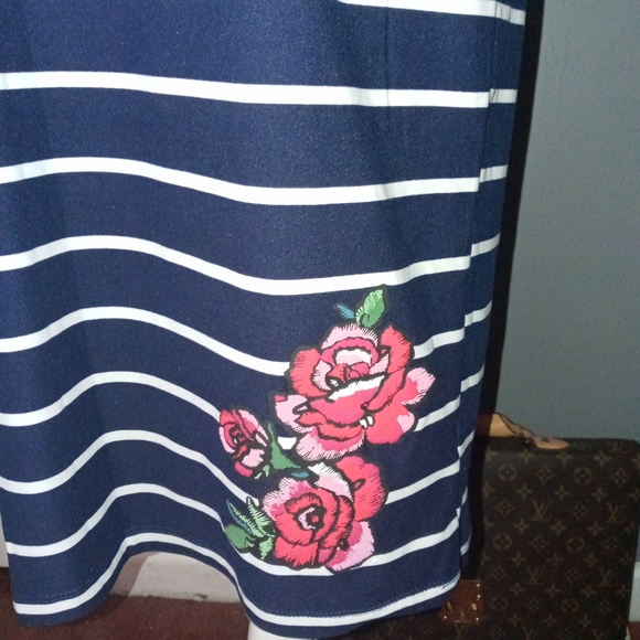 Woman's Dress - Picture 2 of 4